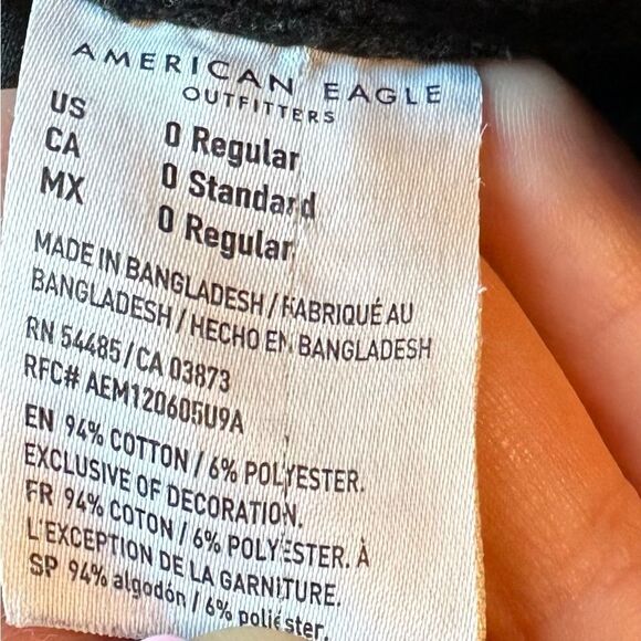 American Eagle (0 Reg) Black Distressed Mom Jeans - Picture 6 of 6